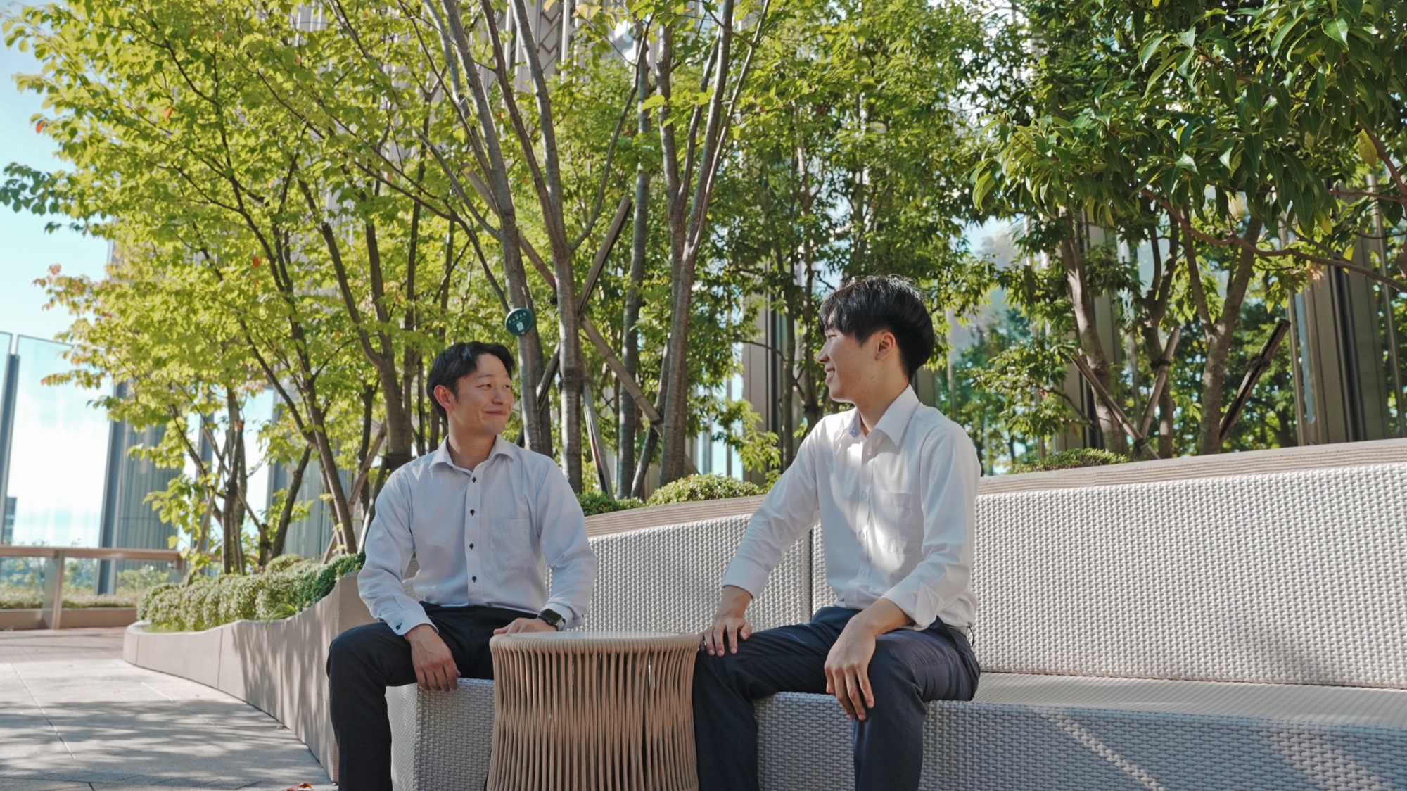 ベンチで語り合う 濱田 と先輩社員