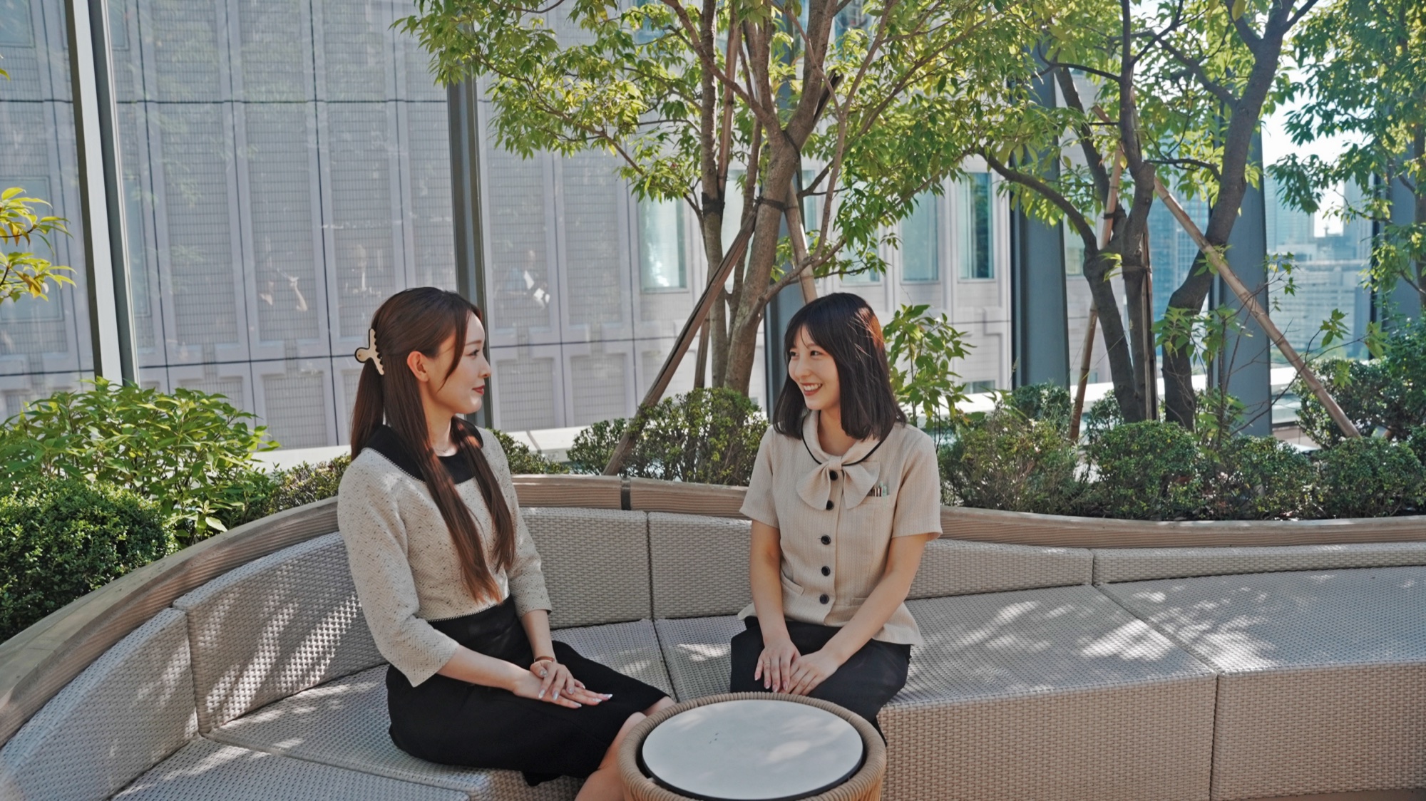 先輩社員と談笑する 吉田