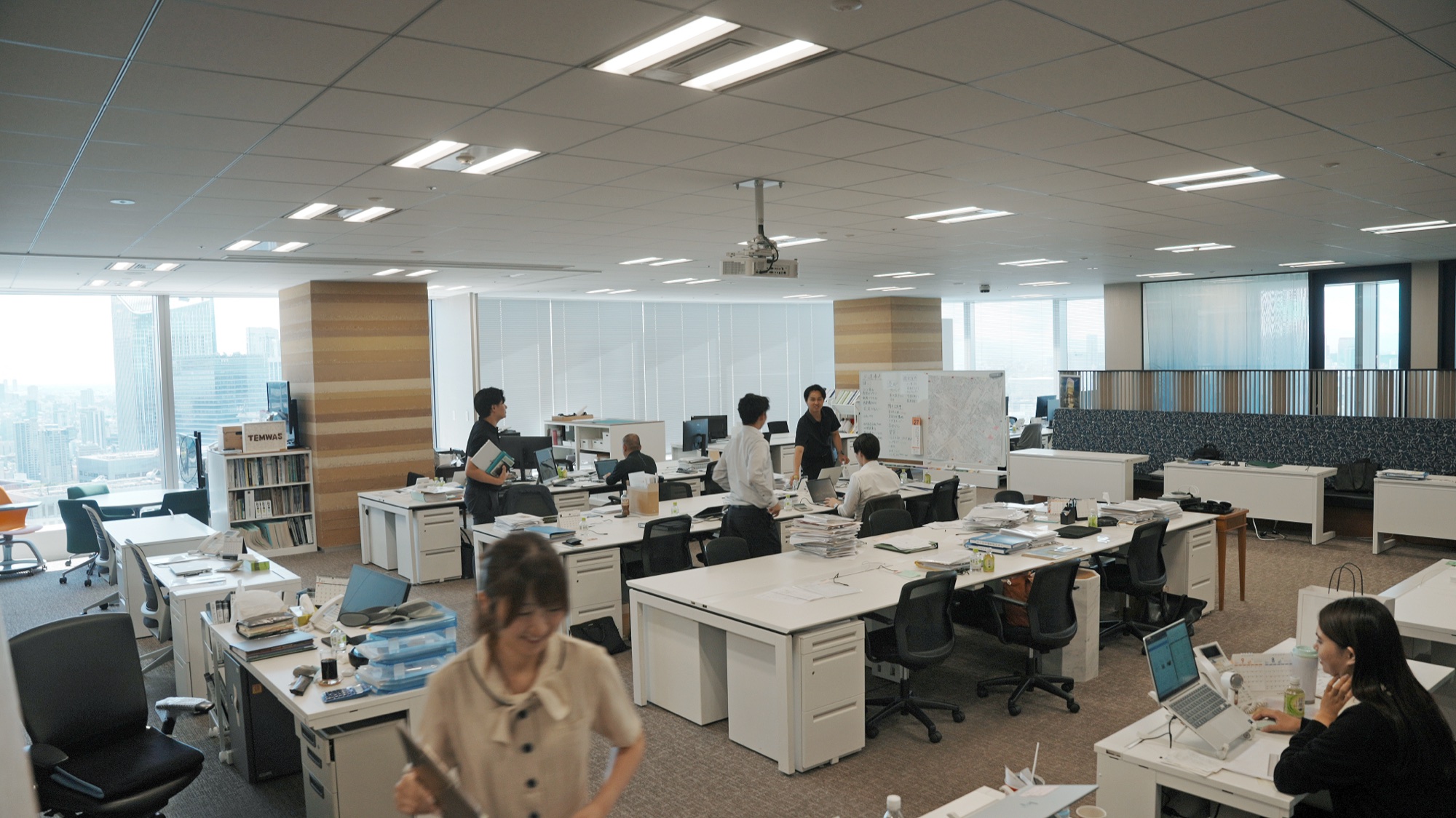 日比谷三井タワー32階のオフィスフロアで働く社員