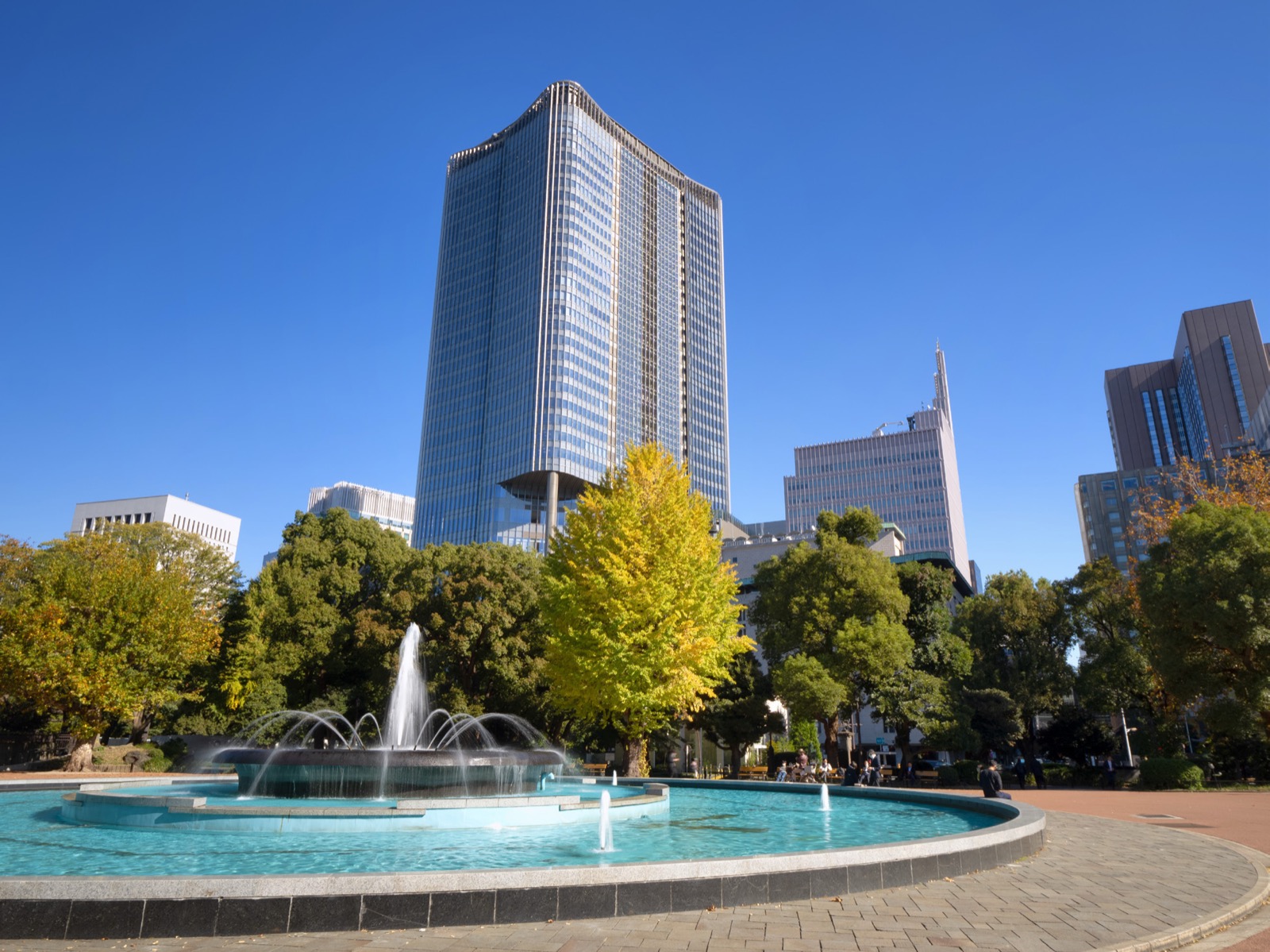 日比谷公園の噴水と高層ビル